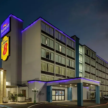 Super 8 By Wyndham Laredo Hotel